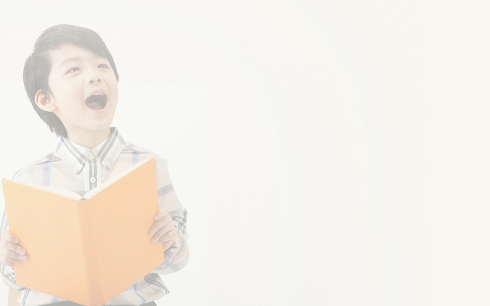 노란책을 들고 낭독하는 아이의 모습